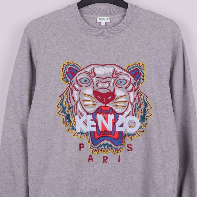 Närbild på det färgstarka broderade tigermotivet och Kenzo Paris-texten