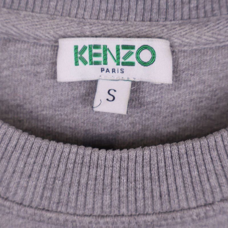 Närbild på Kenzo-märkesetikett och storlekslapp S i nacken