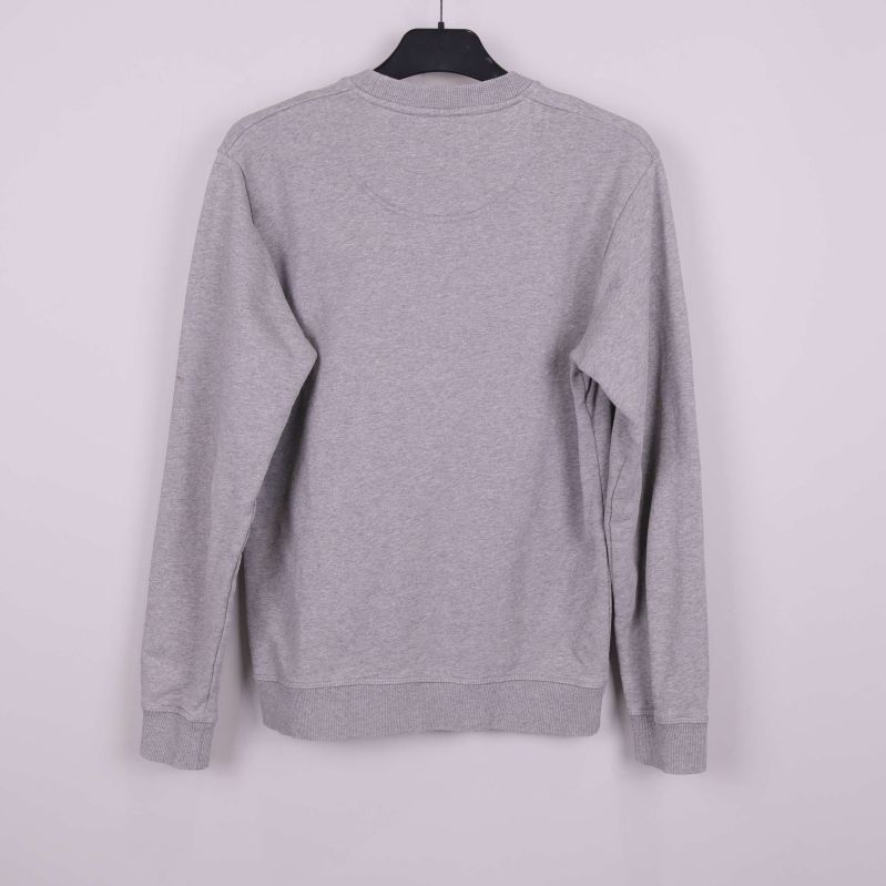 Baksidan av grå sweatshirt utan tryck eller motiv
