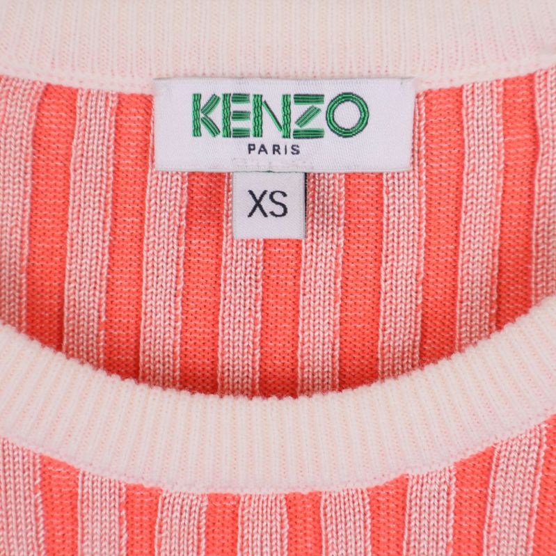 Närbild på Kenzo Paris-logga samt storlekslapp XS i trikå