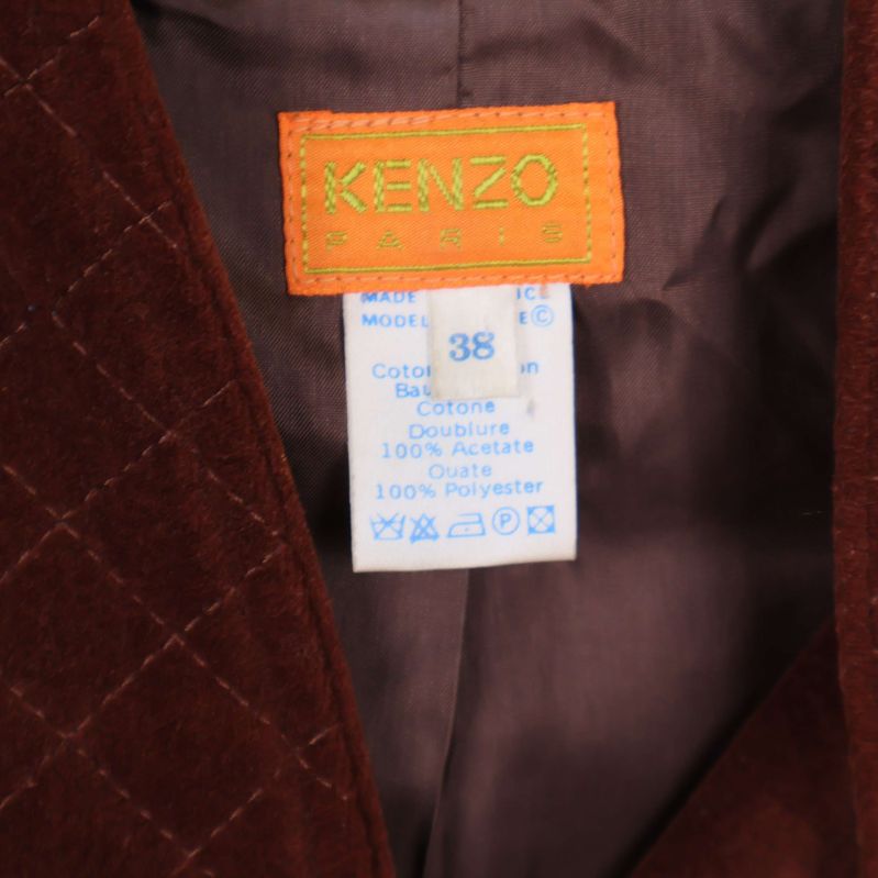 Närbild på Kenzo Paris etikett och storlekslapp inuti kavajen