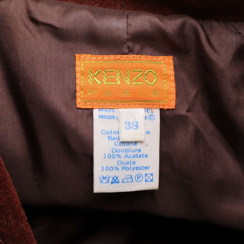 Materiallapp och Kenzo-etikett insida av brun kavaj