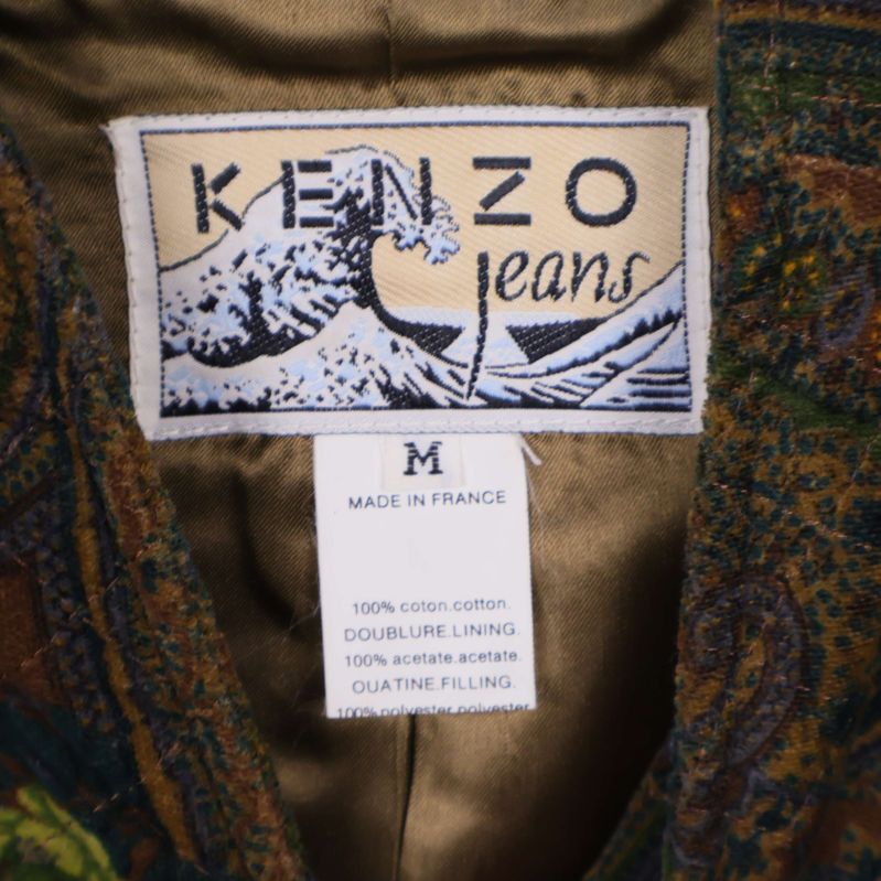 Närbild på Kenzo Jeans etikett och materialinfo