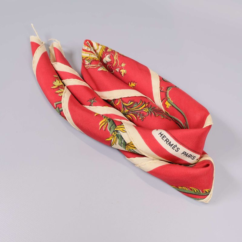 Hermès Paris logga synlig på röd och vit scarf
