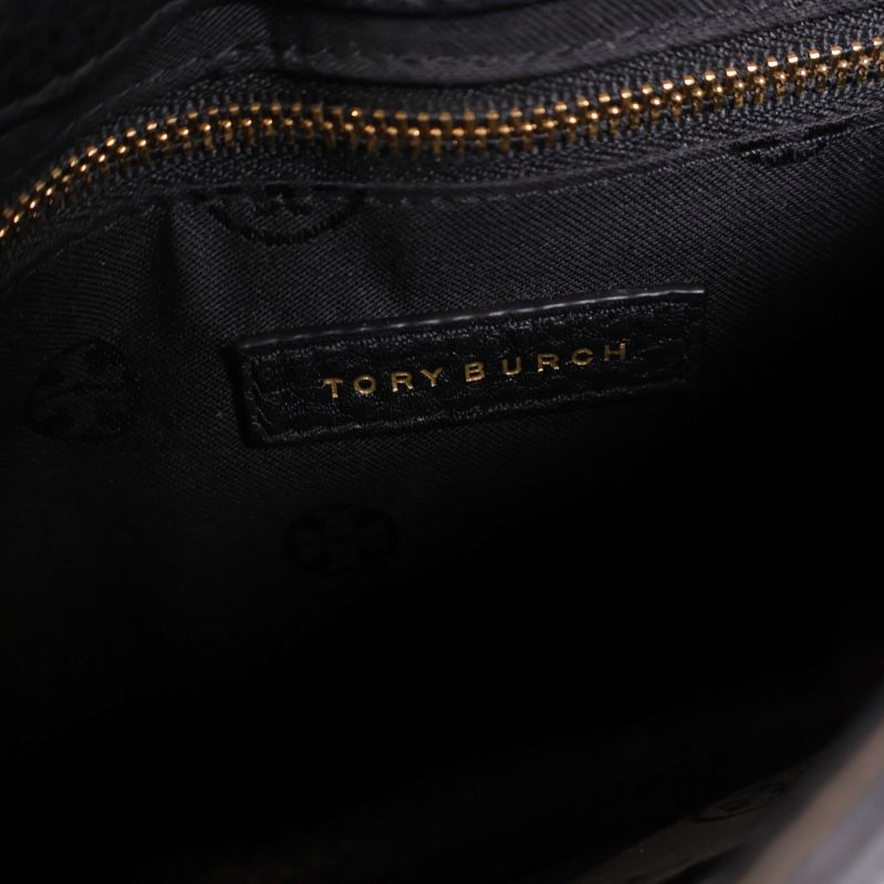 Fodrad insida med svart etikett och texten Tory Burch