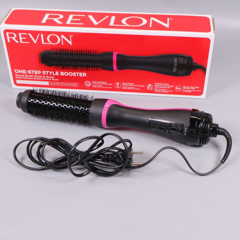 Rundborste med varmluft placerad framför röd Revlon-box