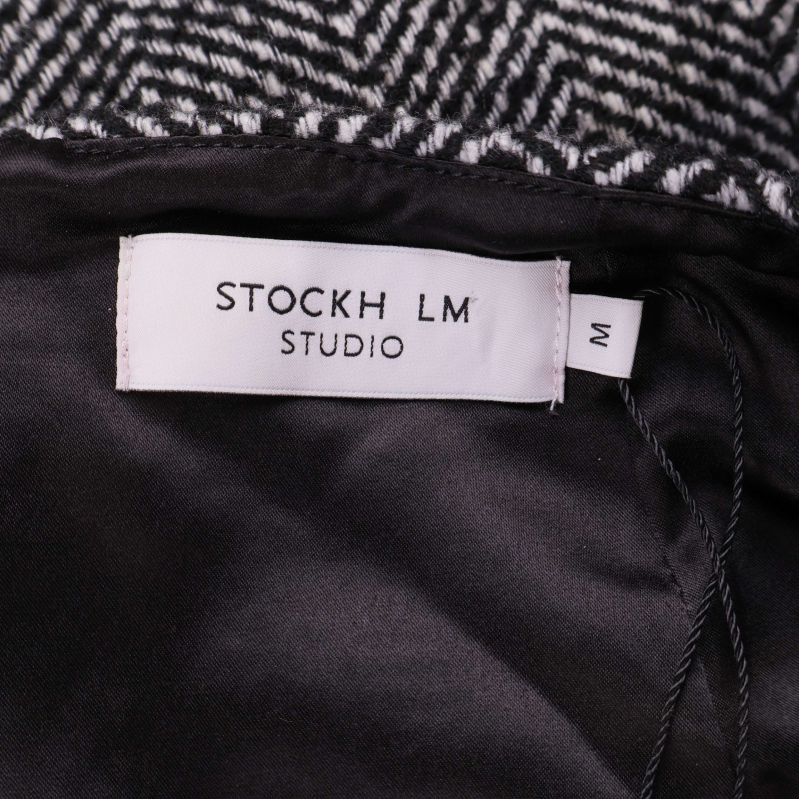 Närbild på etikett Stockh lm Studio och storlek M i kjolen