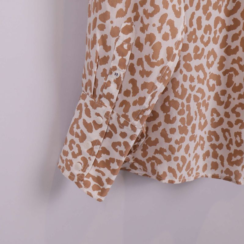 Ärm och manschett med leopardmönster i närbild