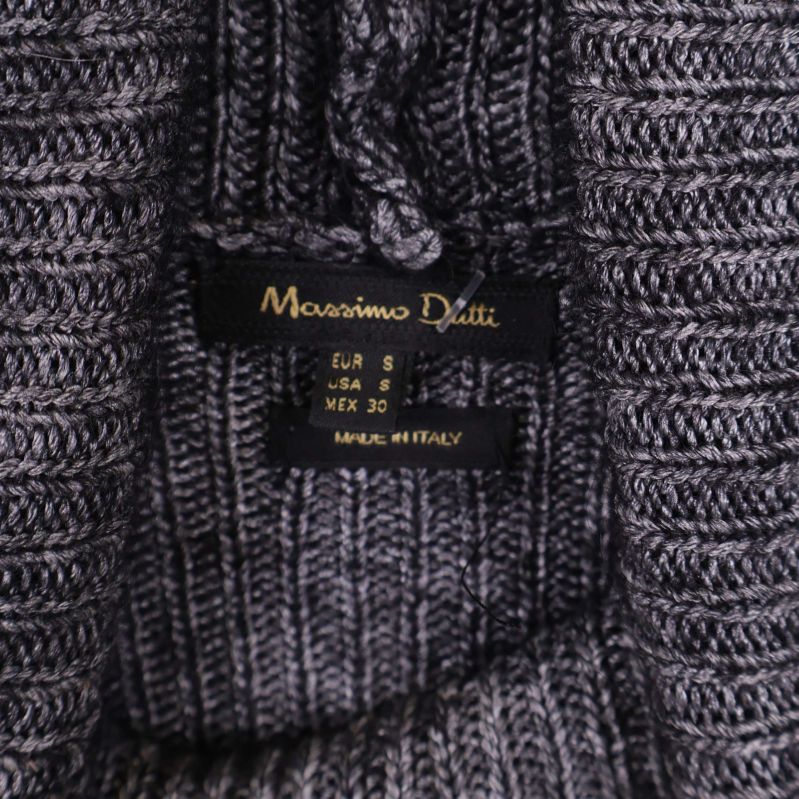 Närbild på Massimo Dutti-etikett i halsen