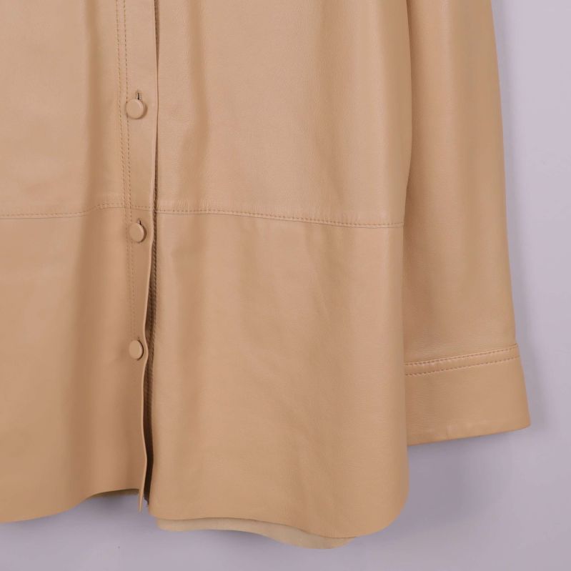Nedre framkant och manschett av beige skjorta