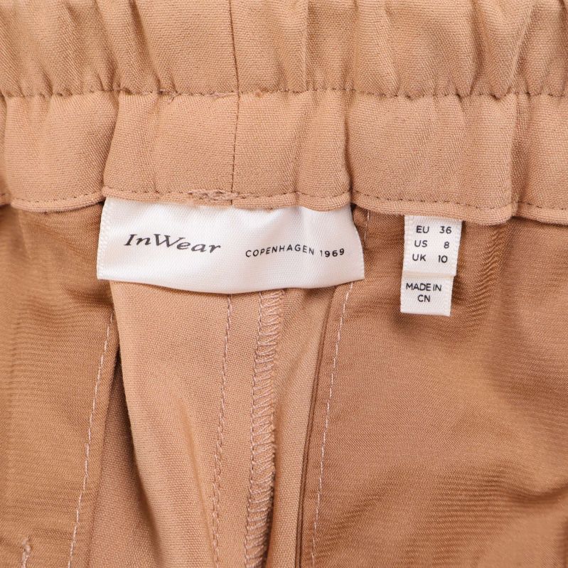 Närbild etikett InWear och storleksmärkning EU 36