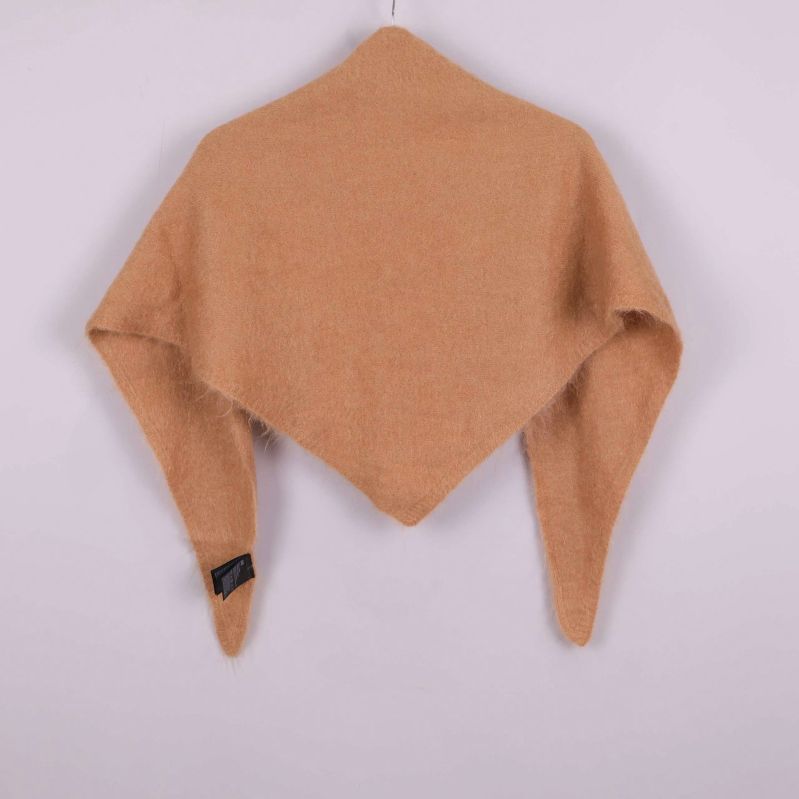 Baksidan av beige trekantssjal på galge