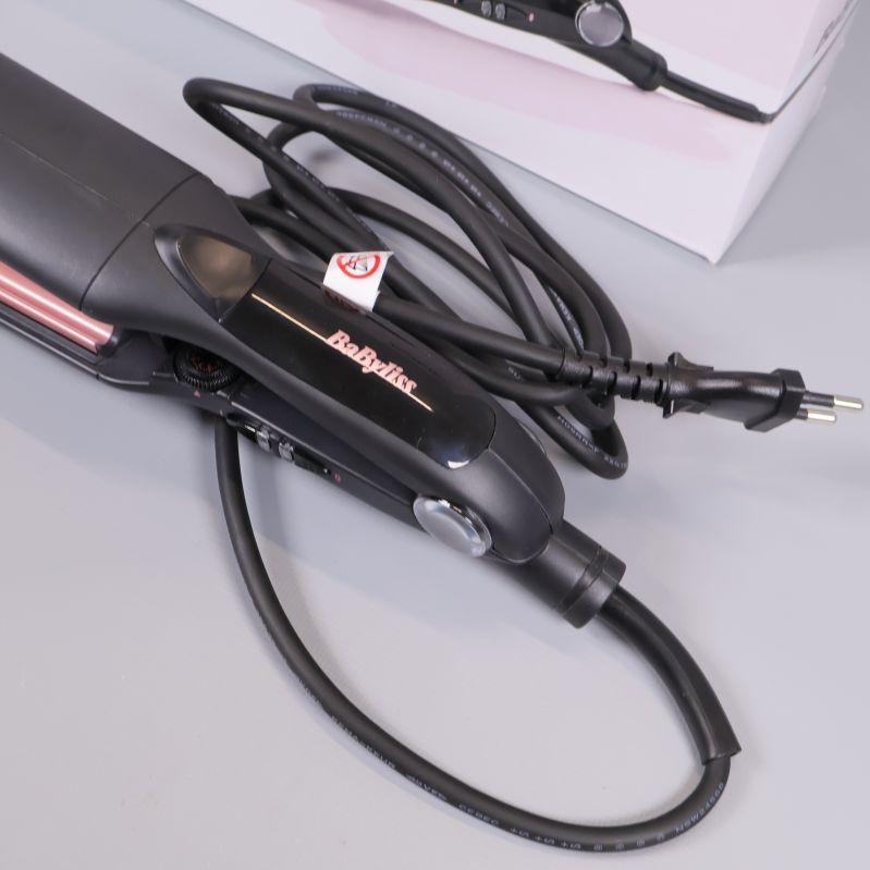 BaByliss våffeltång med sladd i fokus och logga synlig
