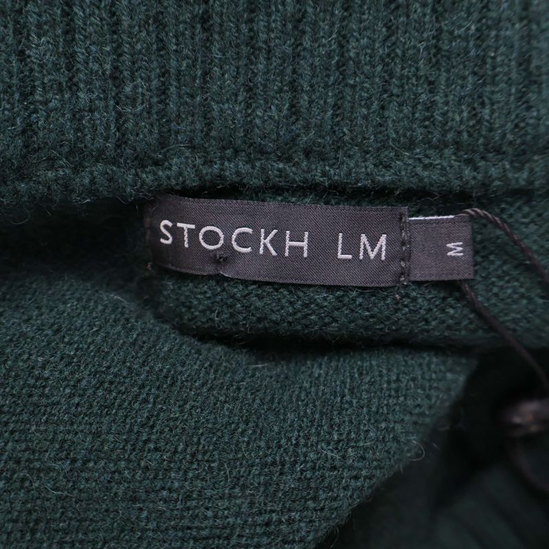 Närbild på varumärkesetikett med texten STOCKH LM