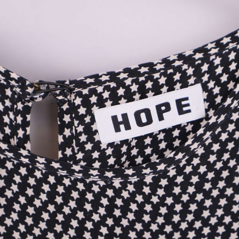 Närbild på HOPE-logga och stjärnmönstret