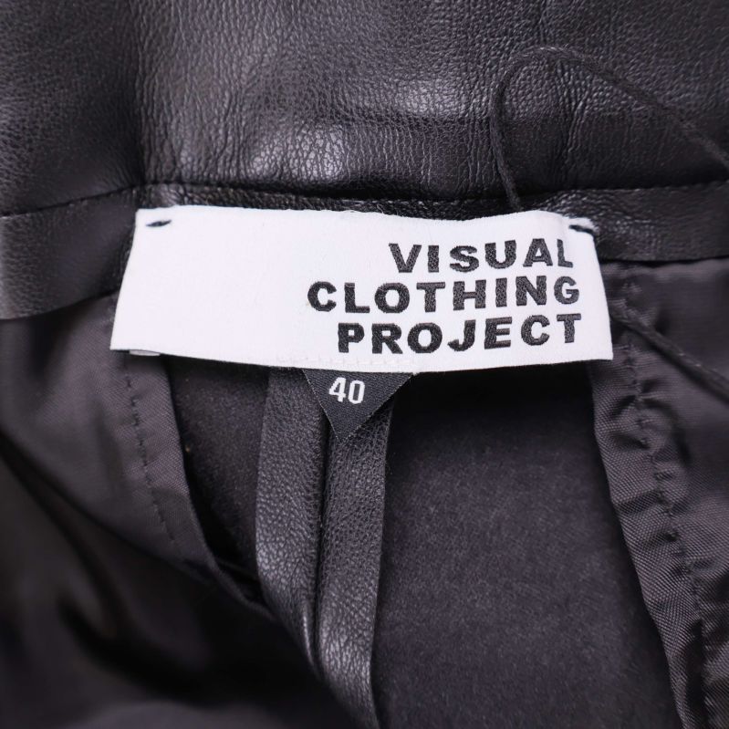 Närbild på etikett med märket Visual Clothing Project och storlek 40