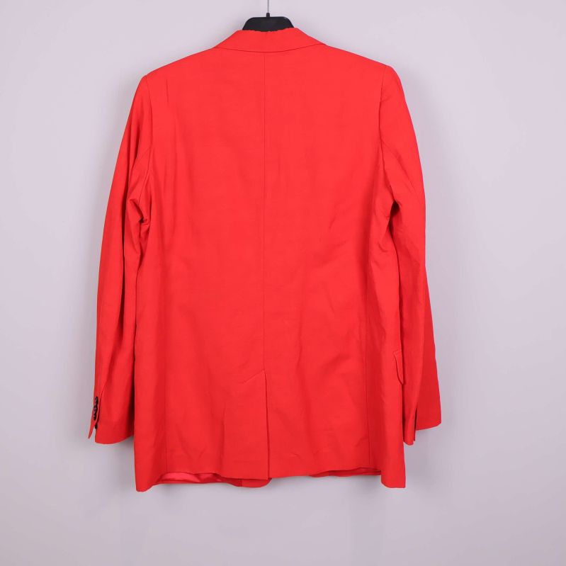 Baksidan av röd blazer mot ljus bakgrund