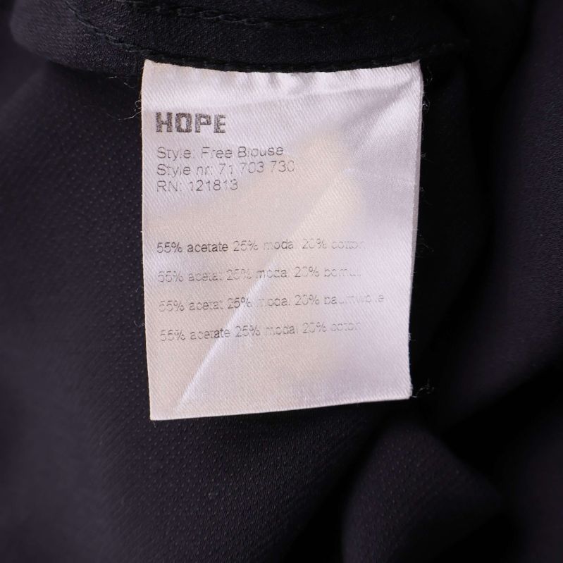 Materiallapp med sammansättning för svart blus från Hope