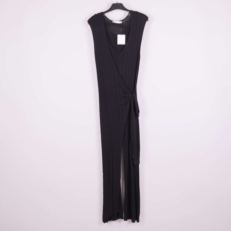Svart ribbad jumpsuit med knytband framtill hängande på galge