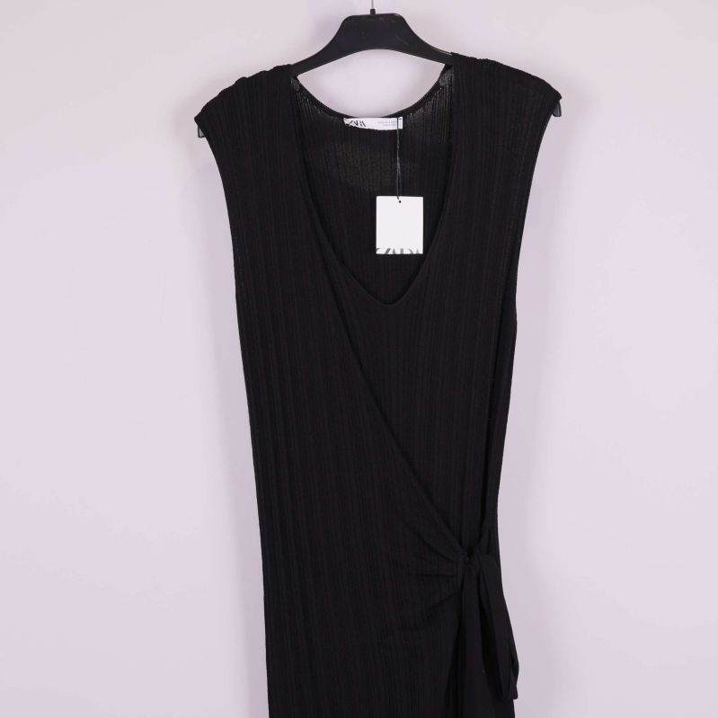 Övre del av svart jumpsuit med V-ringning och knytband