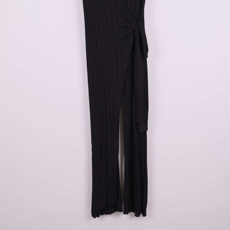 Nedre del av svart jumpsuit med vida ben och ribbad yta