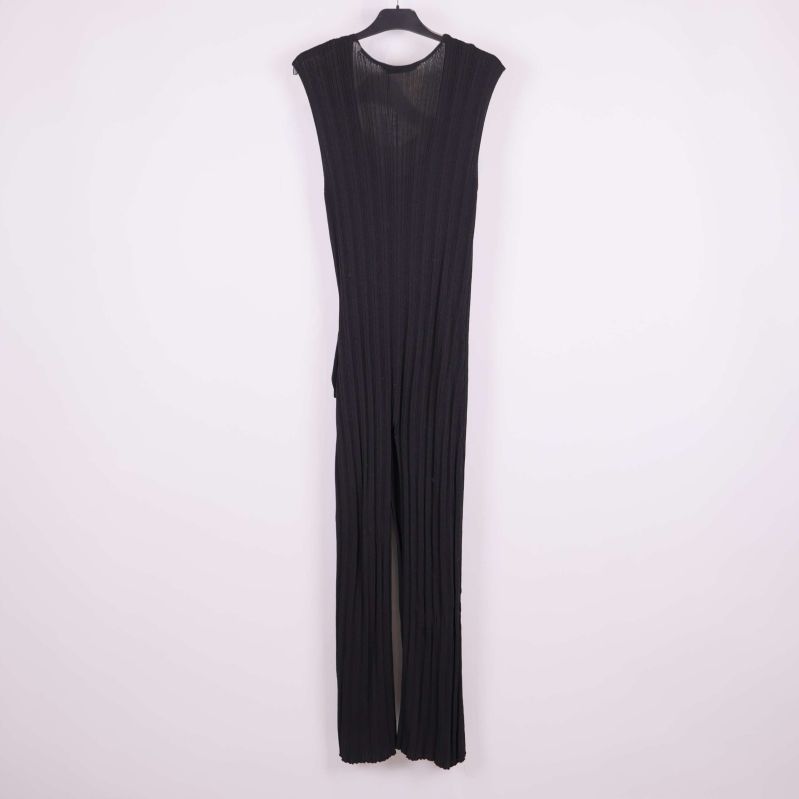 Baksida av svart ribbad jumpsuit utan ärmar på galge