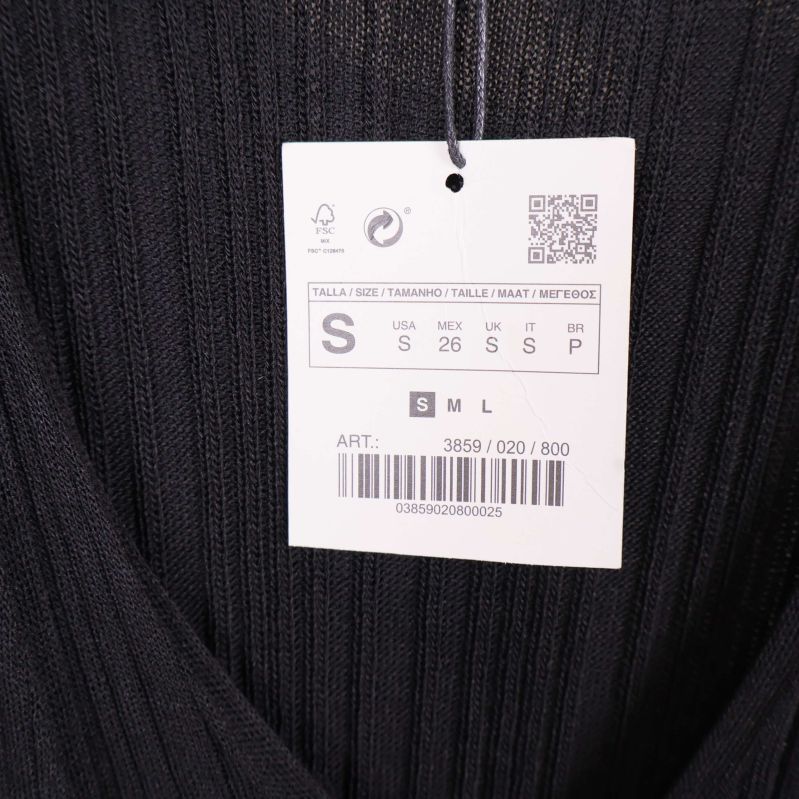 Storlekstag för svart jumpsuit visar S, EU 36