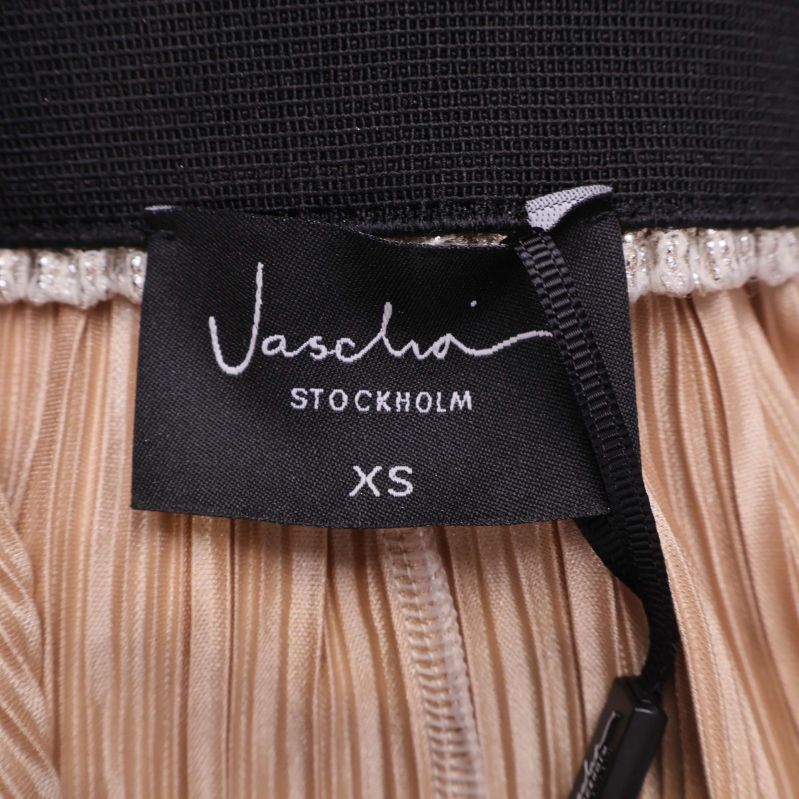 Närbild av Jascha Stockholm etikett och svart midja