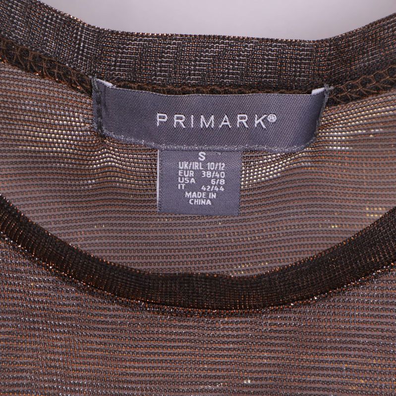 Närbild etikett från Primark i halsringning