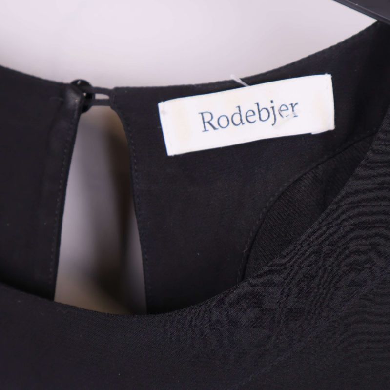 Närbild på Rodebjer-logga i nacken på klänningen