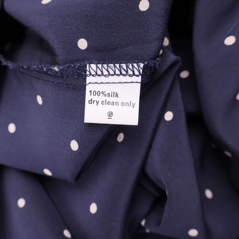 Materiallapp med texten 100% silk dry clean only