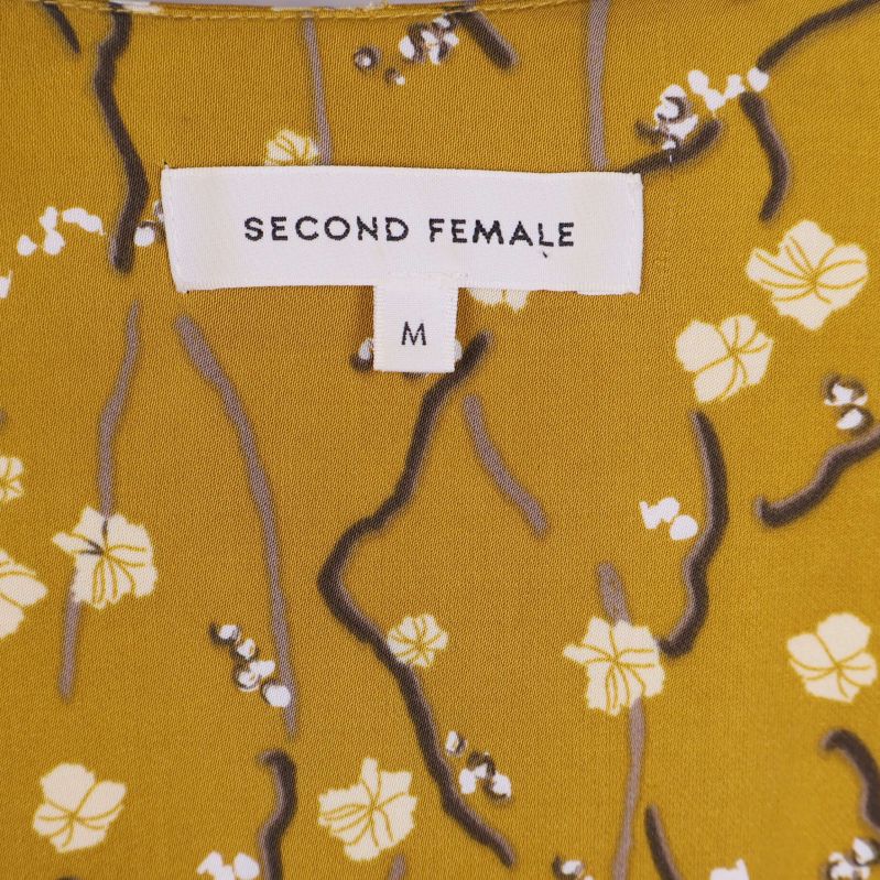 Närbild på etikett med texten Second Female M
