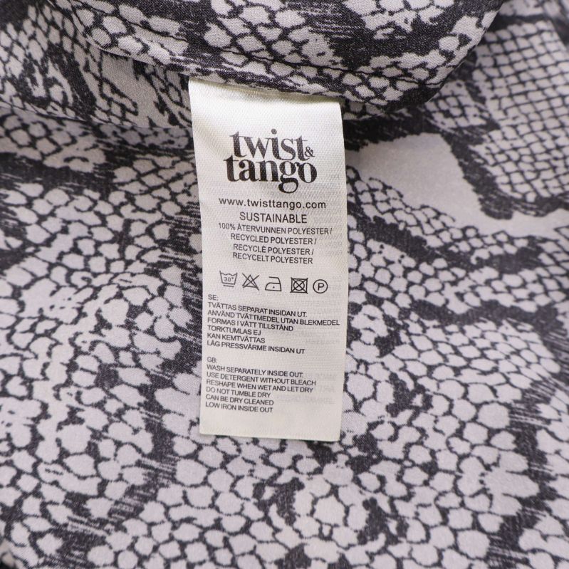 Materialetikett med information om polyester och viskos