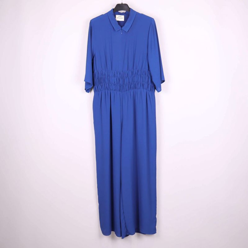 Blå jumpsuit med resår i midjan och skjortkrage hänger på galge