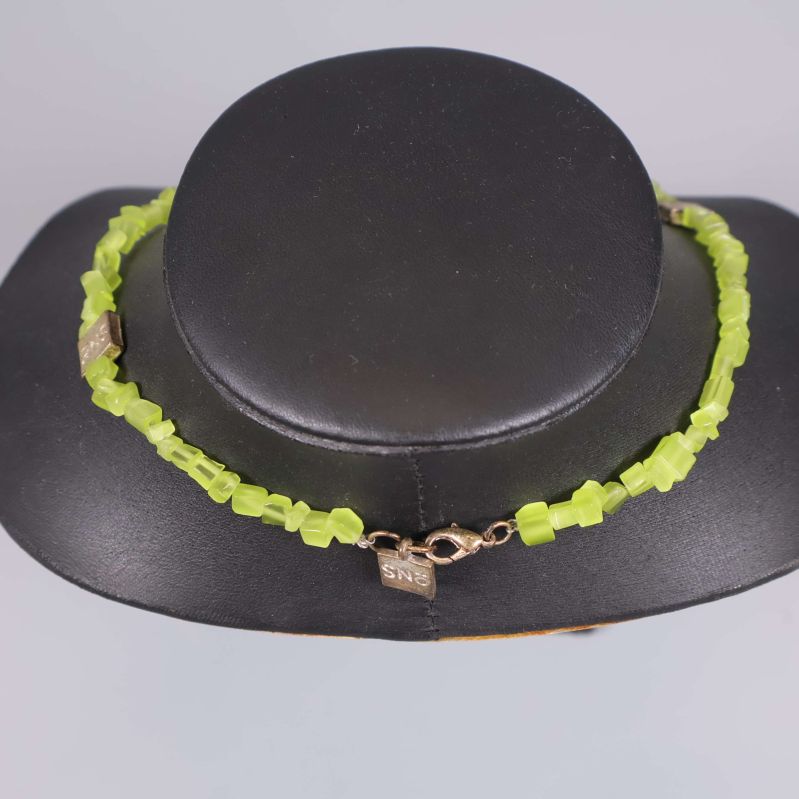 Halsband med limegröna pärlor och metallås på baksidan