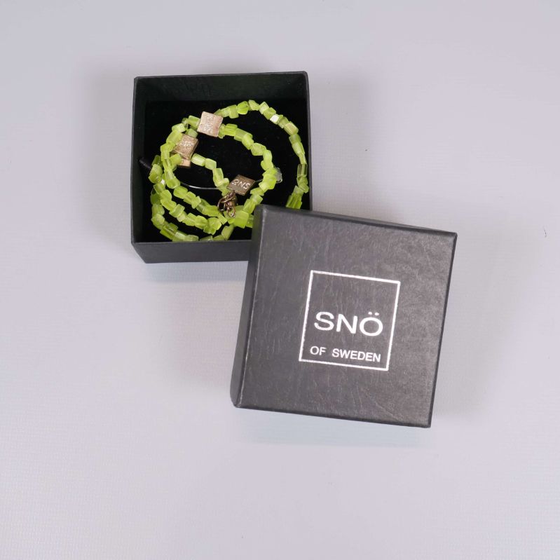 Limegrönt pärlhalsband i ask från SNÖ of Sweden