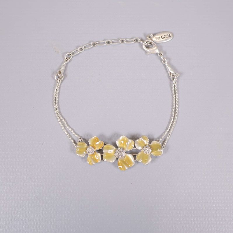 Silverfärgat armband med tre gulvita blommor