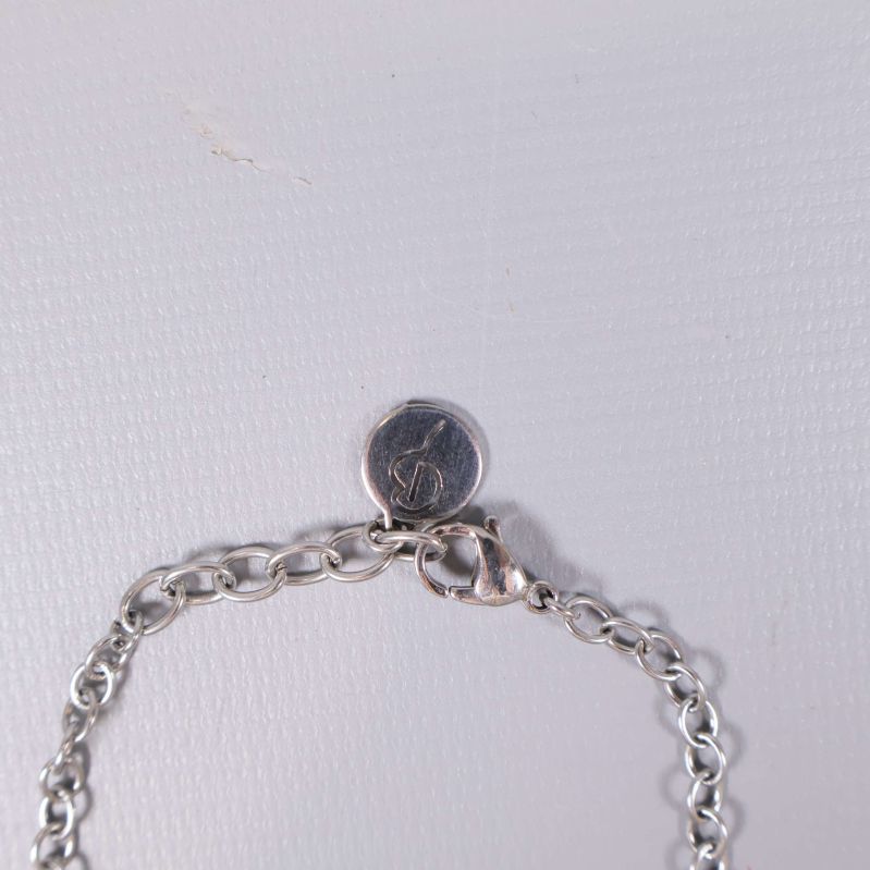 Närbild på armbandskedjornas lås och bricka