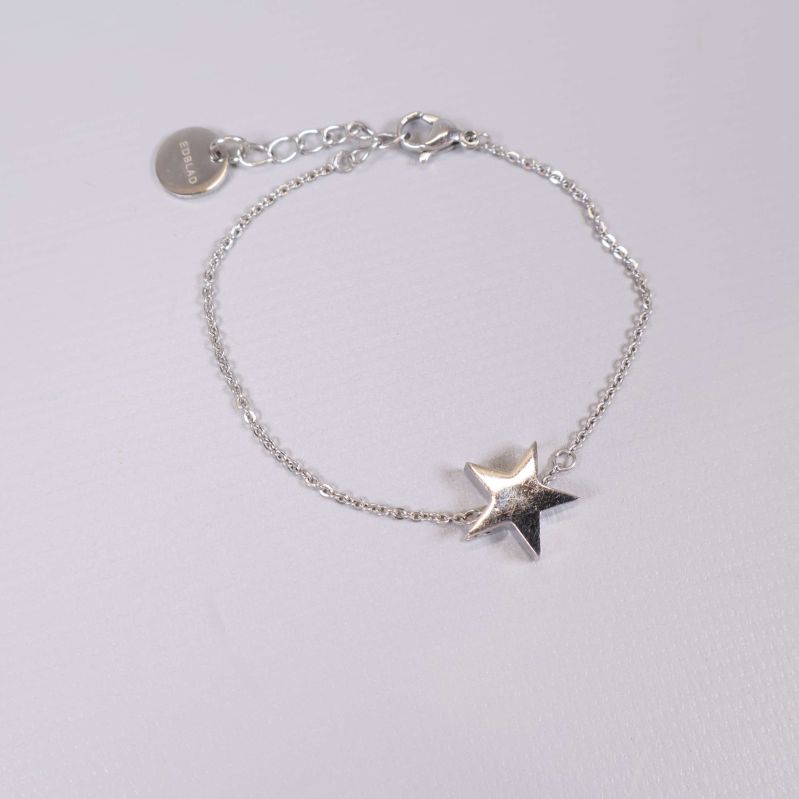Silverfärgat armband med stjärndetalj och kedja