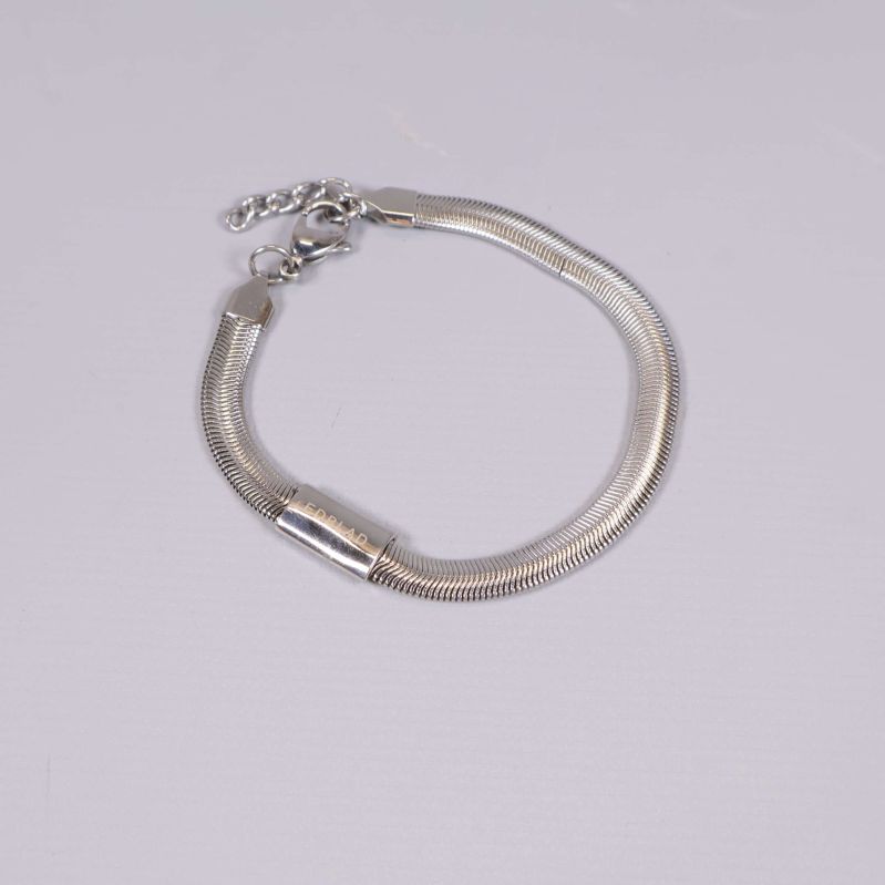 Elegant armband i metall med karbinhake