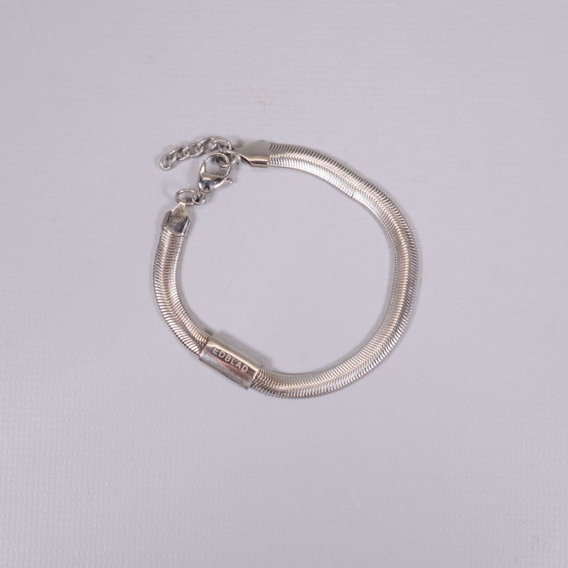 Silverfärgat kedjearmband med justerbart lås