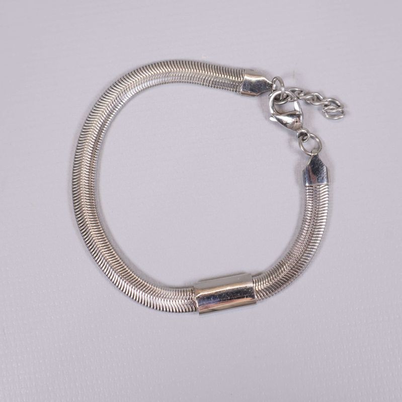 Armbandet visat från baksidan med slät kedja