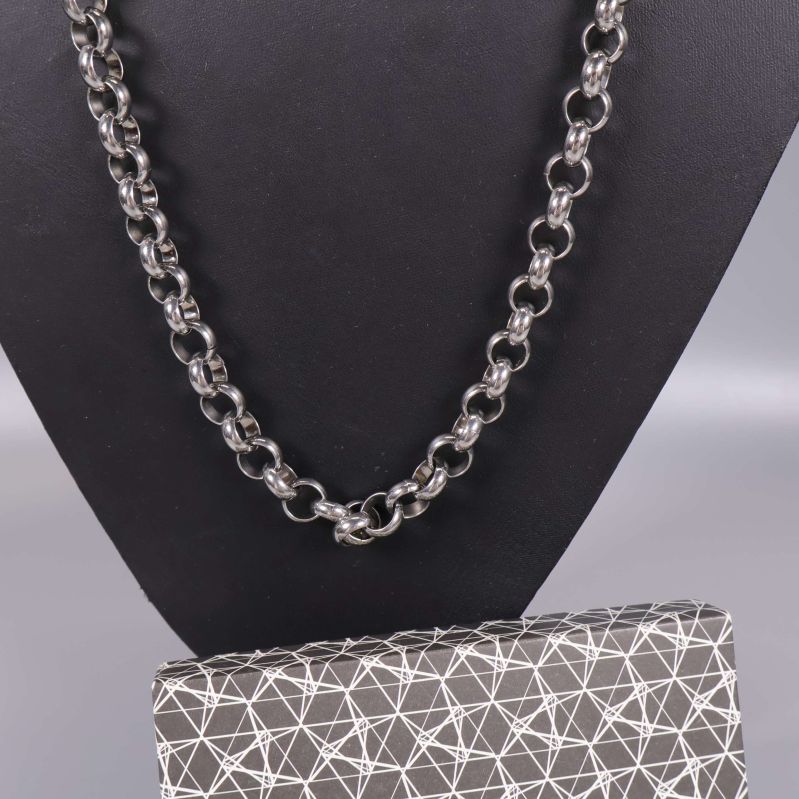 Närbild på rundlänkat halsband i blank metallfinish