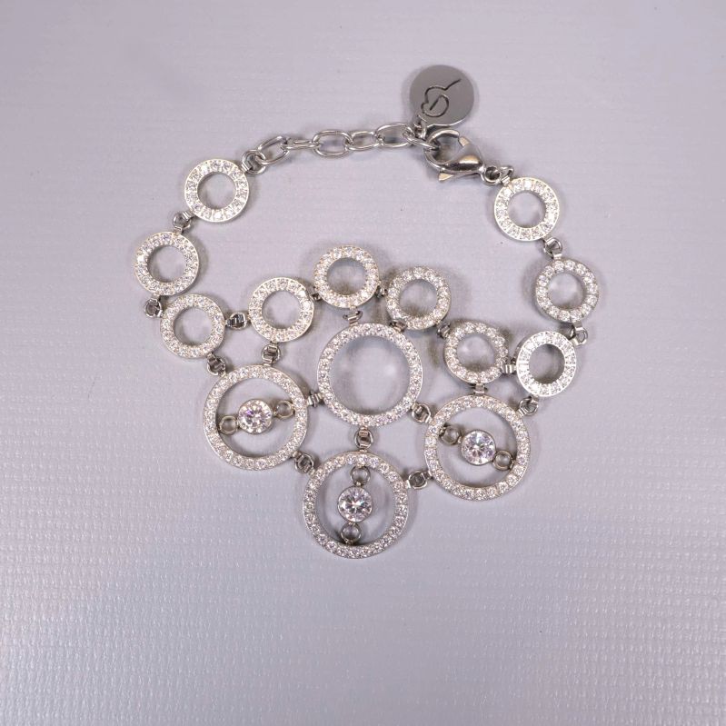 Cirkelformat armband med stenar i närbild