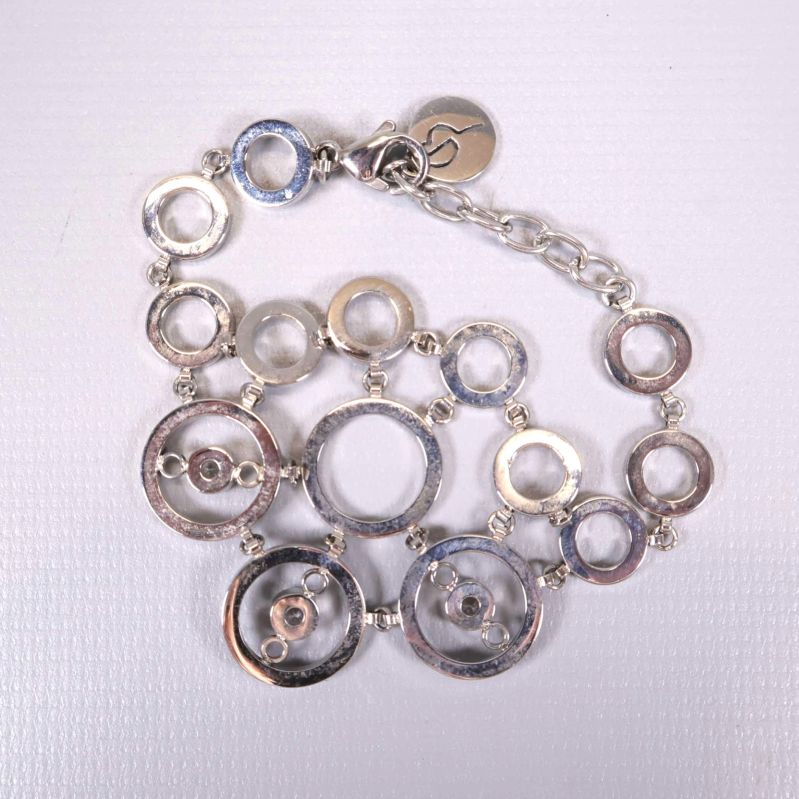 Baksidan av ett armband med släta silvercirklar