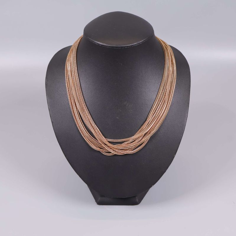 Flerlager halsband med tunna guldfärgade kedjor på svart byst