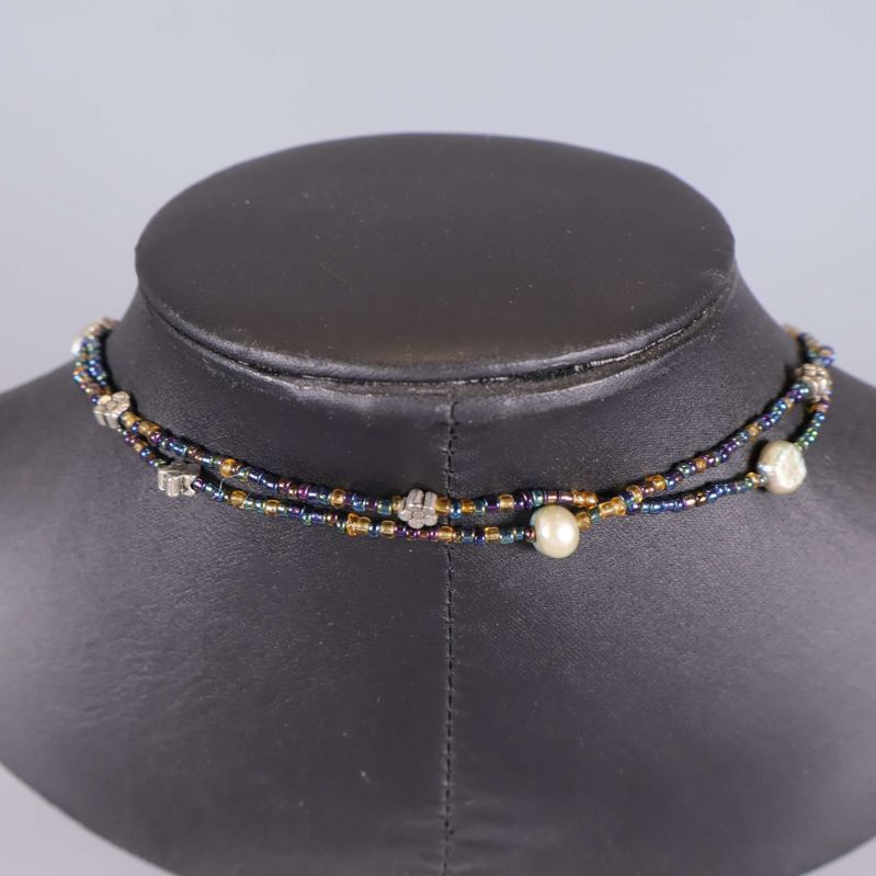 Baksida av halsbandet med pärlor liggande nära halsen