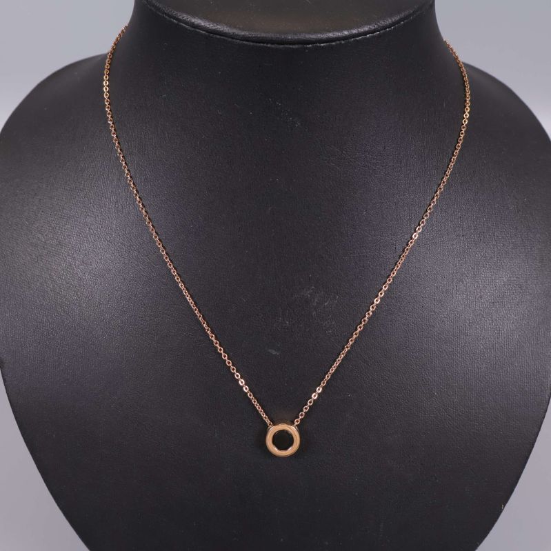 Närbild på halsband med rund cirkeldetalj i guld