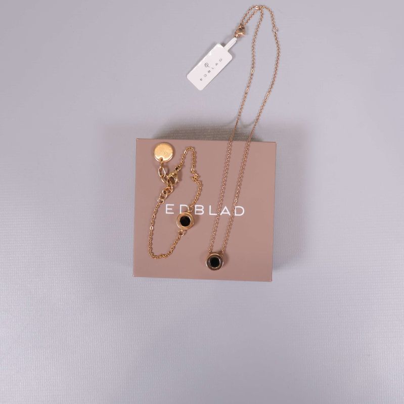 Smyckesset med armband och halsband ovanpå Edblad-box