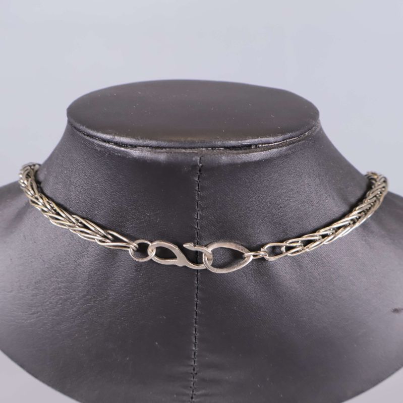 Baksida av halsband med infästning och kedjor